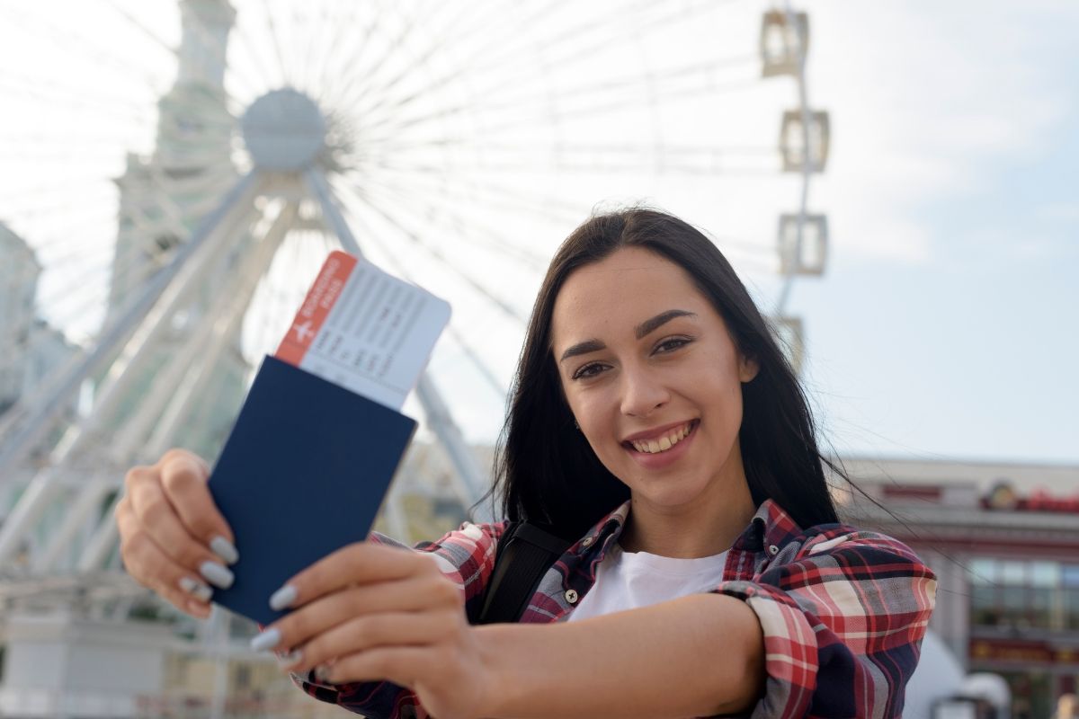 Australia Visitor Visa for Family Visits: Why Using an Agent for Visa Can Help