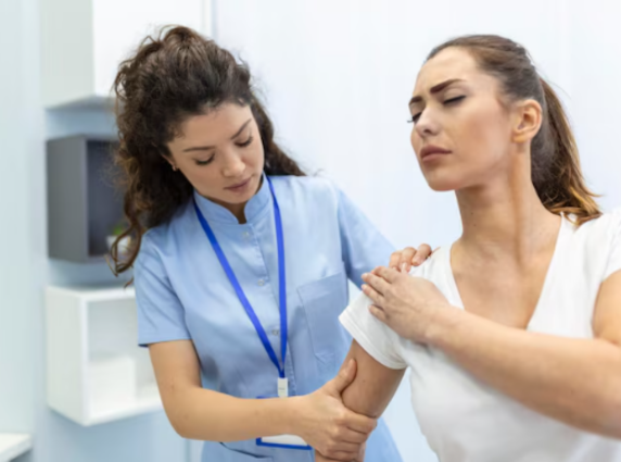 Orthopädische Behandlung von Schulterschmerzen: Wann ist eine Operation notwendig?