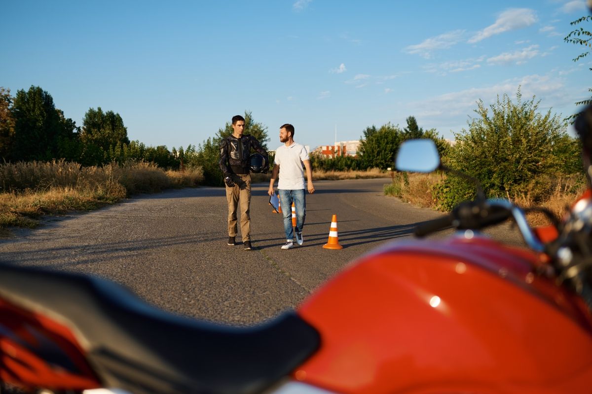 Hoeveel Motorrijlessen Heb Je Nodig om te Slagen in Tilburg?