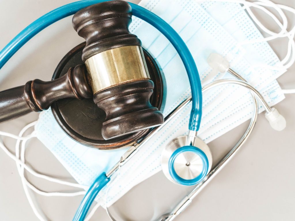 Wie das Medizin-Strafrecht Fachkräfte im Gesundheitswesen schützt